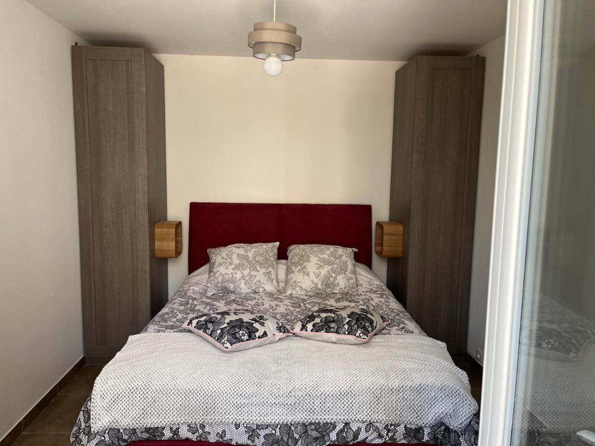 Aux 3 Domaines T2 Avec Terrasse Apartment Hyeres Ngoại thất bức ảnh