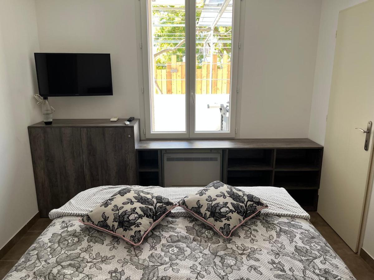Aux 3 Domaines T2 Avec Terrasse Apartment Hyeres Ngoại thất bức ảnh